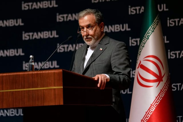 Der iranische Außenminister Abbas Araghtschi gibt nach US-Angriffen auf iranische Atomanlagen eine Pressekonferenz in Istanbul