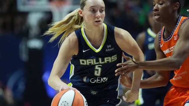 Dallas Wings guard Paige Bueckers (5) drives the ball against Connecticut Sun. © David Butler II-Imagn Images