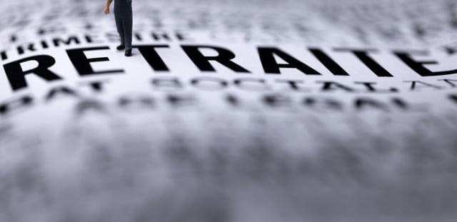 Une figurine d'ouvrier sur des impressions liées à la réforme des retraites, le 18 janvier 2023 à Paris