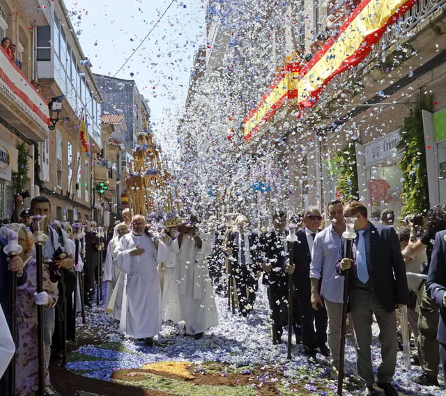 Un momento de la procesión del Corpus en Ponteareas con lluvia de pétalos incluida