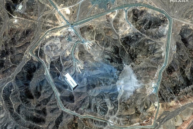 Vue satellite du site nucléaire iranien de Fordow, frappé par six à huit bombes perforantes américaines, le 22 juin 2025.
