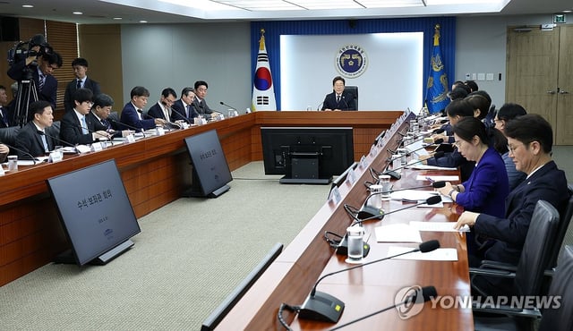 President Lee Jae Myung (C) holds his first meeting with senior presidential aides at the presidential office in Seoul on June 23, 2025. (Yonhap)