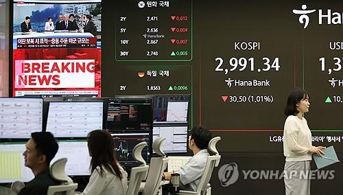 Officials work at a dealing room of Hana Bank in Seoul on June 23, 2025. (Yonhap)
