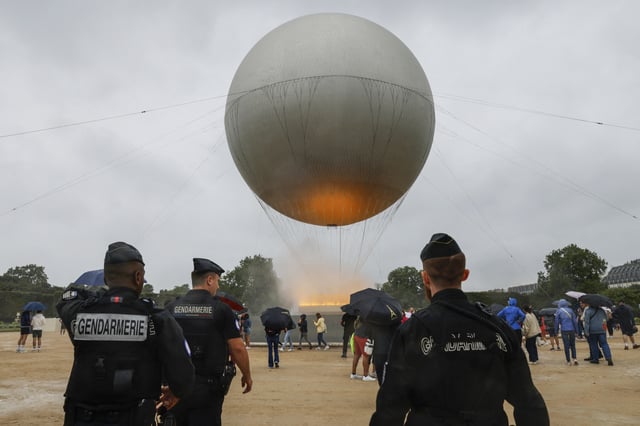 Des membres des forces de l’ordre à proximité de la flamme olympique durant les Jeux olympiques 2024 de Paris.