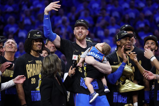 NBA-Champion Isaiah Hartenstein feiert mit Sohn Eiljah auf dem Arm den Triumph.