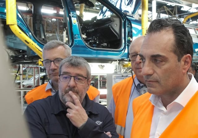 Antonio Filosa, a la derecha, junto a José Luis Alonso Mosquera, en su reciente visita a Stellantis Vigo