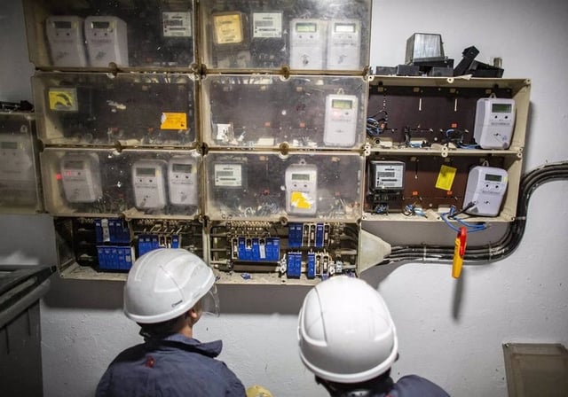 Técnicos de Endesa revisan unos enganches de luz ilegales