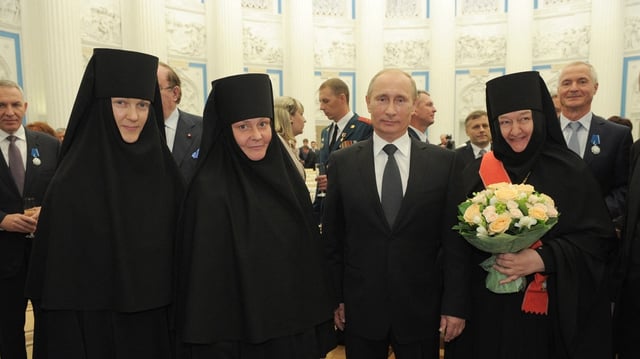 Archiv: Russlands Präsident Wladimir Putin posiert mit russischen Nonnen