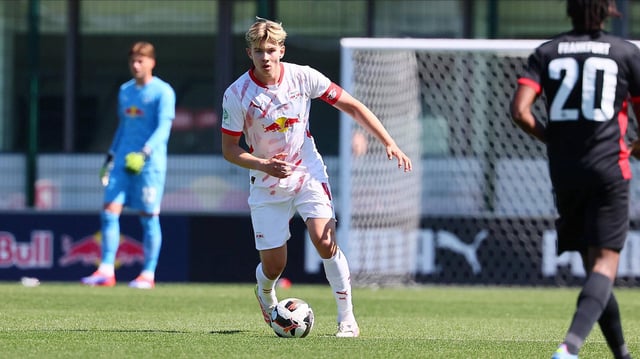Jonathan Norbye (4, RB Leipzig) am Ball.