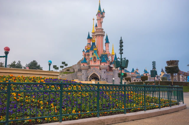 Deux personnes placées en garde à vue après avoir privatisé Disneyland Paris pour simuler un mariage avec une fillette de 9 ans