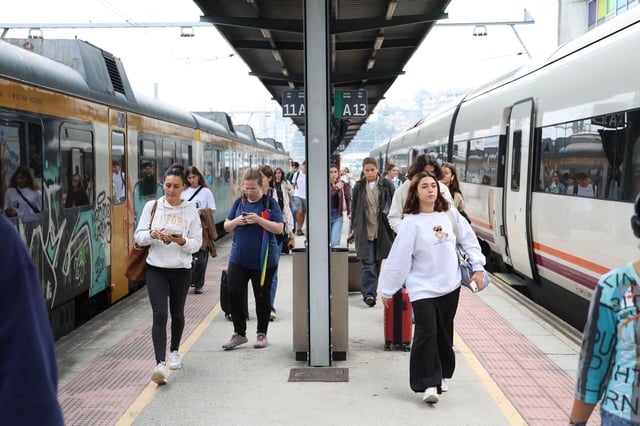 Universitarios y trabajadores a su llegada a la estación Vigo Guixar en un tren de Media Distancia