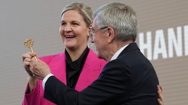 IOC-Präsident Thomas Bach (r.) übergibt einen goldenen Schlüssel an seine Nachfolgerin Kirsty Coventry