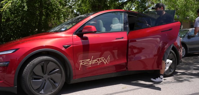 Tesla mit Robotaxi-Branding am Sonntag im texanischen Austin