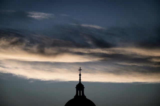 Wegen eines vermutlich durch einen Blitzeinschlag ausgelösten technischen Defekts haben die Glocken einer Kirche in Niedersachsen mitten in der Nacht zum Dauergeläut angesetzt. Betroffen war eine Kirche in Wieren.