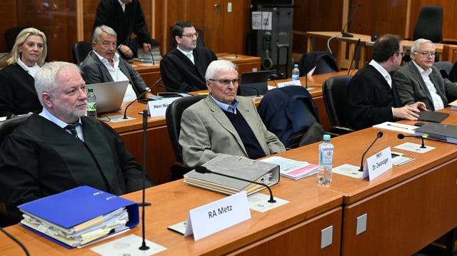 Theo Zwanziger (M), früherer DFB-Präsident, Wolfgang Niersbach (3.v.l.), früherer DFB-Präsident, und Horst R. Schmidt (r), früherer DFB-Generalsekretär, im Gerichtssaal des Landgerichts Frankfurt/Main