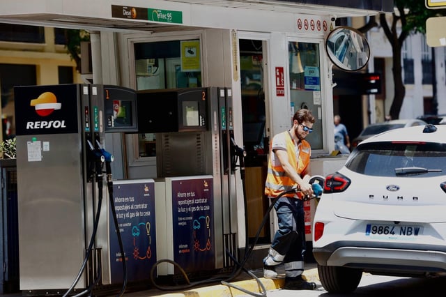 Un coche repostando en una gasolinera de València, este lunes.