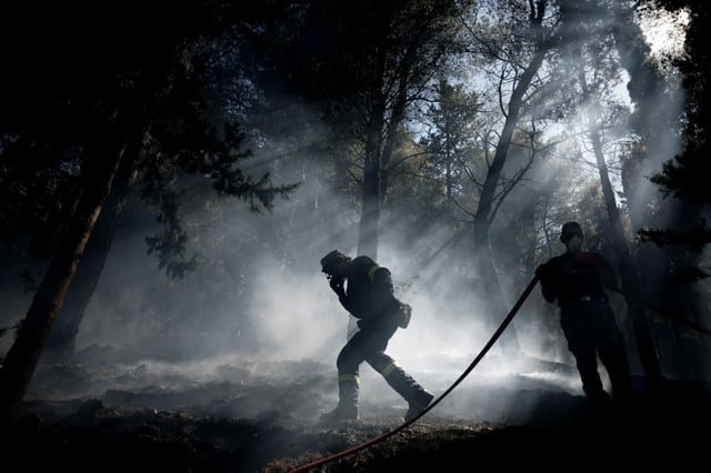 Des pompiers tentent d'éteindre un incendie de forêt le 23 juin 2025 sur l'île de Chios en Grèce