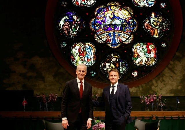 Le président français Emmanuel Macron (g) et le Premier ministre norvégien Jonas Gahr Støre lors d'une rencontre à la forteresse d'Akershus, à Oslo, le 23 juin 2025 en Norvège
