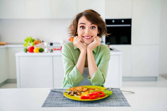 You're stricter on yourself than others at the dinner table. (Roman Samborskyi/Shutterstock)