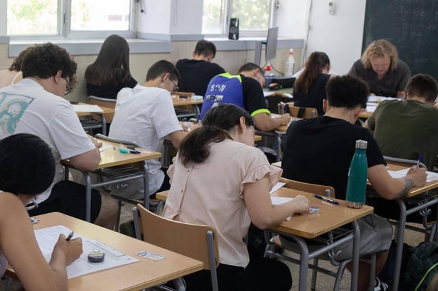 Alumnos y alumnas de la Ribera en la PAU 2025 en el CFPA Enric Valor de Alzira.