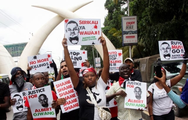Civil society activists hold placards as they demonstrate against the death of Kenyan blogger Albert Ojwang in police custody, in the city of Mombasa, Kenya June 17, 2025. REUTERS/Laban Walloga/File Photo