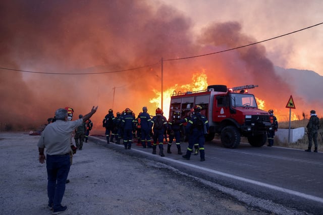 Les images des incendies qui ravagent l'ile de Chios en Grèce