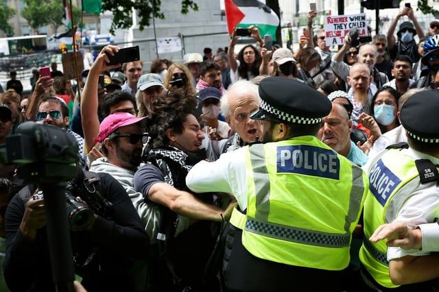 Heurts entre policiers et manifestants lors d'un rassemblement en soutien au groupe pro-palestinien Palestine Action, alors que le gouvernement britannique devrait annoncer l'interdiction du groupe, le 23 juin 2025 à Londres