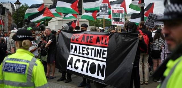 Des policiers surveillent des manifestants lors d'un rassemblement en soutien au groupe pro-palestinien Palestine Action, alors que le gouvernement britannique devrait annoncer l'interdiction du groupe, le 23 juin 2025 à Londres