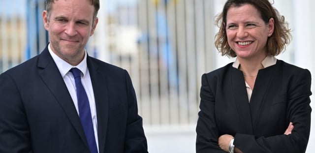 Le ministre de l'Energie Marc Ferracci et la directrice générale d'Engie Catherine MacGregor, lors d'une visite à parc éolien de Yeu-Noirmoutier, en Vendée, le 23 juin 2025