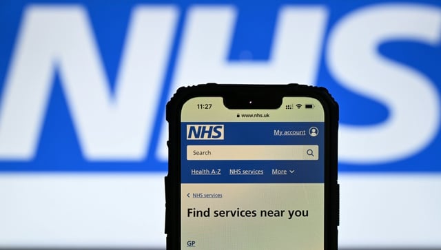 Au-delà des services de maternité, le système public de santé britannique, le NHS, est en crise depuis de nombreuses années, conséquence d'un sous-investissement chronique et plus récemment de la pandémie de Covid-19