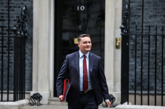 Le ministre britannique de la Santé, Wes Streeting à la sortie de Downing Street, le 11 juin 2025 à Londres
