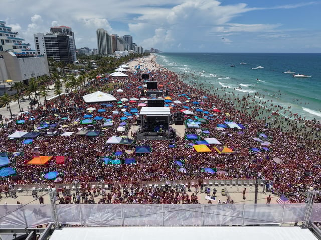 Fans celebrate during the Panthers championship parade on Fort Lauderdale Beach, Sunday, June 22, 2025. (Sean Pitts/South Florida Sun Sentinel)