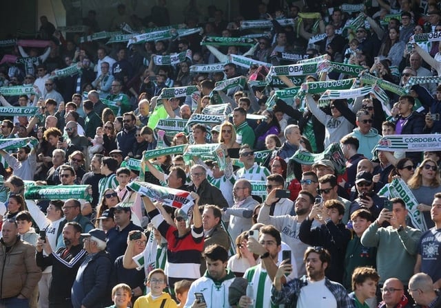 La afición blanquiverde durante un encuentro en El Arcángel esta temporada
