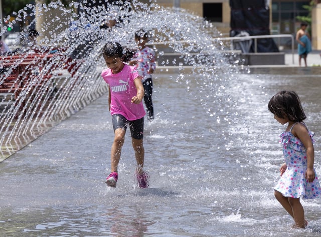 TORONTO, June 23, 2025  Children cool off in a wading pool in Toronto, Canada, June 22, 2025. Environment Canada issued a heat warning for the City of Toronto from June 22 to 24. 