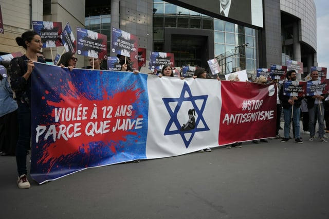 Manifestation organisée par des associations, dont SOS Racisme et la Fondation des femmes, pour dénoncer l'antisémitisme, le 20 juin 2024 à Paris, après le viol d'une fille juive de 12 ans à Courbevoie, près de Paris