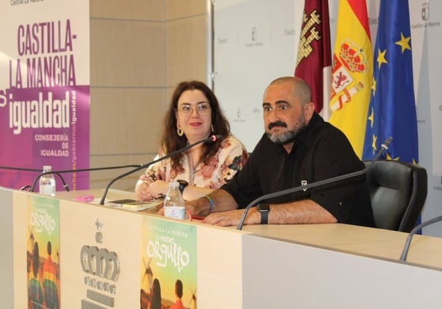 El vicepresidente de la Fundación Pedro Zerolo, junto a la delegada provincial de Igualdad, Nuria Cogolludo, durante el acto conmemorativo por los 20 años del matrimonio igualitario.