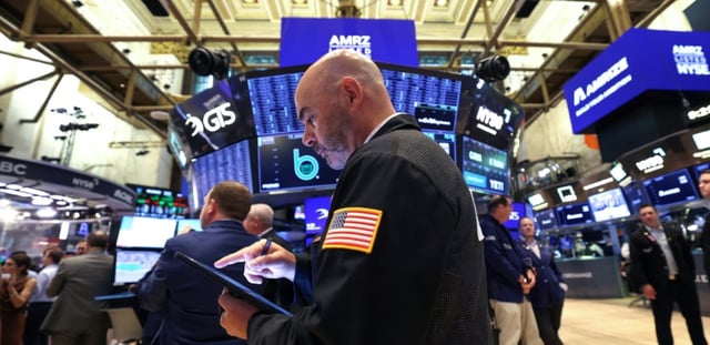 Des opérateurs à la Bourse de New York le 23 juin 2025.
