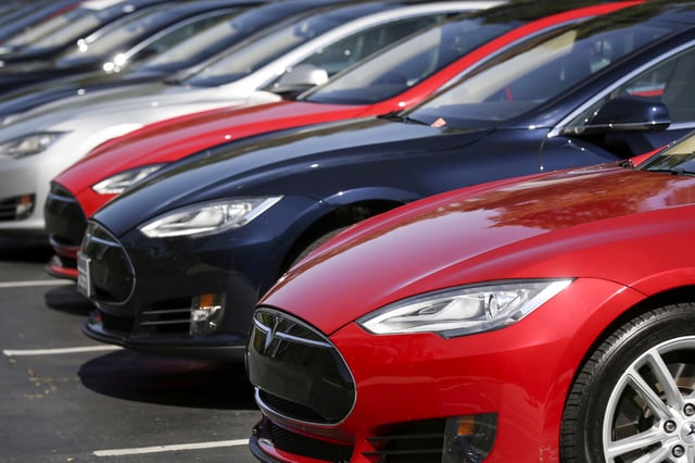 A row of Tesla Model S sedans are seen outside the company's headquarters in Palo Alto, California April 30, 2015. REUTERS/Elijah Nouvelage/File Photo