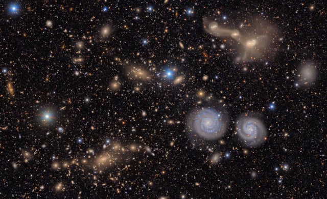Image non datée, publiée par le NSF-DOE le 20 juin 2025, d'une autre petite section de la vue complète de l'amas de la Vierge depuis l'observatoire Vera C. Rubin dont deux galaxies spirales proéminentes (en bas à droite), trois galaxies en fusion (en haut à droite), des groupes de galaxies lointaines, et de nombreuses étoiles de la Voie lactée