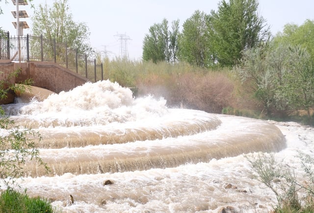 Während der Trockenzeit wird Wasser aus einem Wasserleitkanal abgelassen, um den landwirtschaftlichen Bedarf zu decken. © Wenfeng Liu