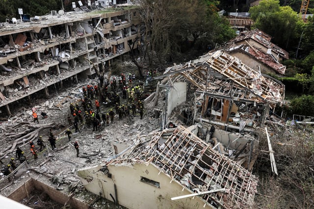 Rescuers and security personnel work at the impacted site after a missile attack from Iran, amid the Iran-Israel conflict in Tel Aviv, Israel June 22, 2025. REUTERS/Tomer Appelbaum/File Photo