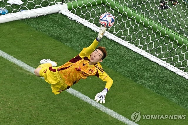 Ulsan HD FC goalkeeper Jo Hyeon-woo tries to make a save against Fluminense FC during their Group F match of the FIFA Club World Cup at MetLife Stadium in East Rutherford, New Jersey, on June 21, 2025, in this AFP photo. (Yonhap)