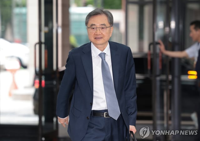Cho Hyun, nominee for foreign minister, arrives at an office in Seoul to prepare for a parliamentary hearing on June 24, 2025, a day after he was named for the top diplomat post by President Lee Jae Myung. (Yonhap)