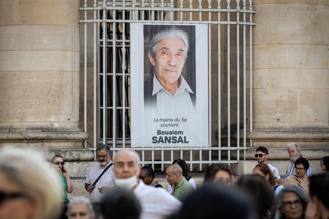 Une affiche de soutien à Boualem Sansal sur la façade de la Mairie du 5ème arrondissement de Paris. L’écrivain, emprisonné en Algérie depuis plus de 200 jours, va être jugé en appel mardi 24 juin.