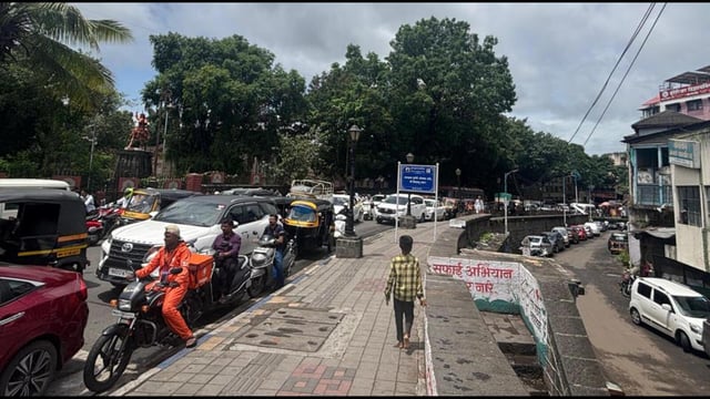 Traffic jam as commuters wait to allow the convoy of Union minister Nitin Gadkari to pass through in Pune on Monday. (HT)