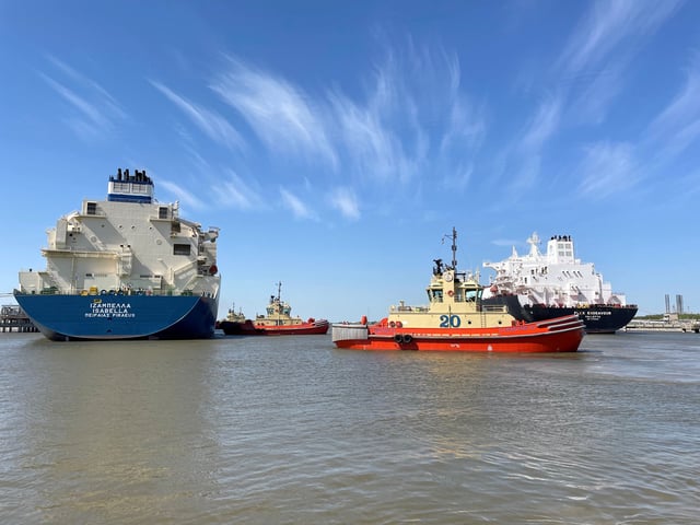 An LNG tanker is guided by tug boats at the Cheniere Sabine Pass LNG export unit in Cameron Parish, Louisiana, U.S., April 14, 2022. REUTERS/Marcy de Luna/File Photo