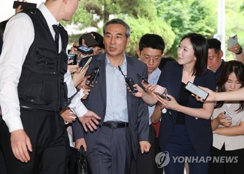 Special Prosecutor Min Joong-ki is surrounded by reporters on his way to his office in southern Seoul on June 24, 2025. (Yonhap)