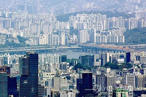 This photo taken June 22, 2025, shows apartment buildings in Seoul. (Yonhap)