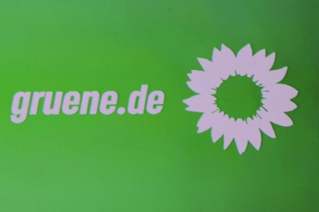 Die Grünen haben Union und SPD vorgeworfen, in iher Finanzplanung falsche Weichen zu stellen und die Öffentlichkeit mit Tricks zu täuschen. So würden für den Klimaschutz vorgesehene Gelder genutzt, um den Preis für fossiles Gas zu subventionieren.