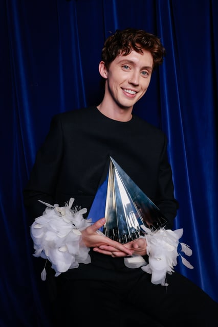 SYDNEY, AUSTRALIA - NOVEMBER 15: Troye Sivan poses with the Best Solo Artist award during the 2023 ARIA Awards  at Hordern Pavilion on November 15, 2023 in Sydney, Australia. (Photo by Hanna Lassen/Getty Images)